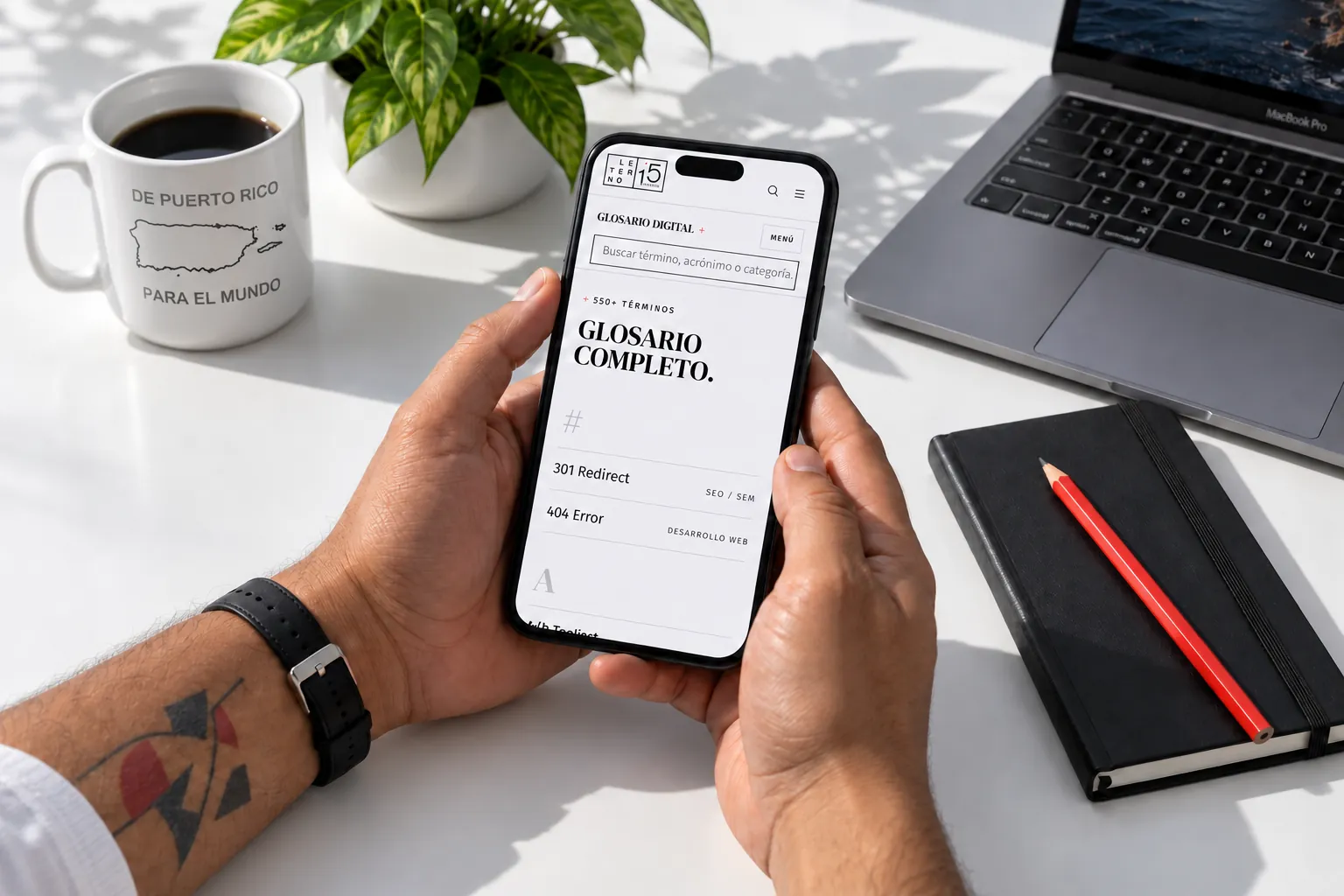 Glosario de Mercadeo Digital de Alterno Agency mostrado en un teléfono móvil