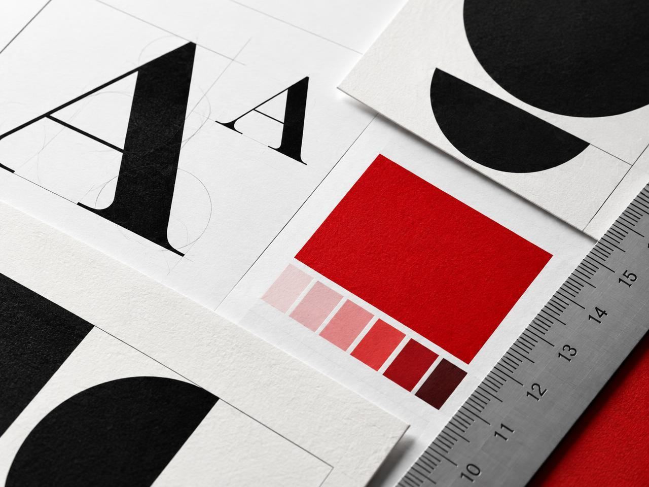 Laptop con diseño gráfico y dirección de arte para campañas de Alterno Agency